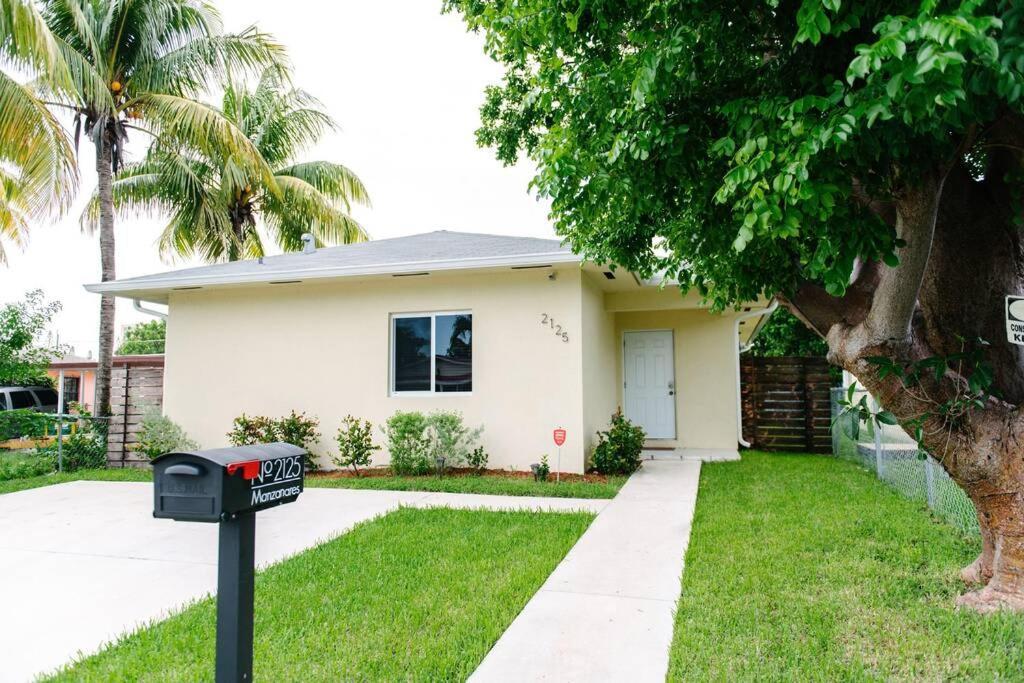 فيلا New House On The Block Near Miami Airport. المظهر الخارجي الصورة