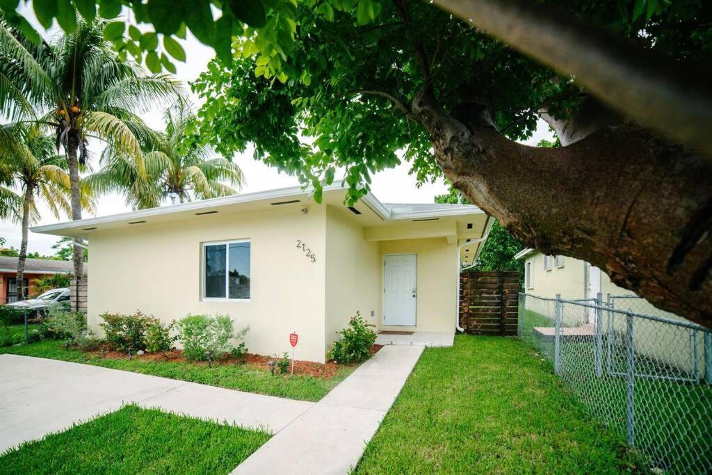 فيلا New House On The Block Near Miami Airport. المظهر الخارجي الصورة